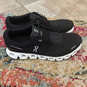 Women’s Black on cloud 5. Only worn twice! Size 9